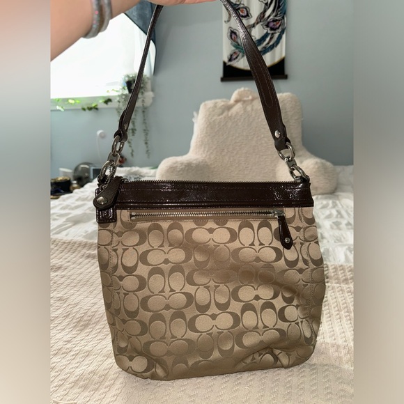 GORGEOUS VINTAGE Coach tote bag. Perfect for business or everyday. - Picture 3 of 4